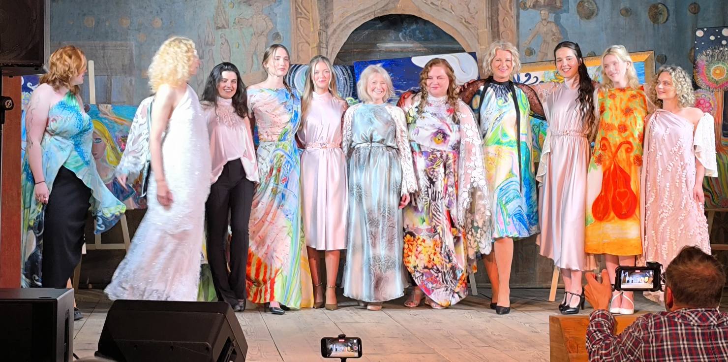 Módní přehlídka značky HanyArt Design Fashion na zámku Kačina (CZ)